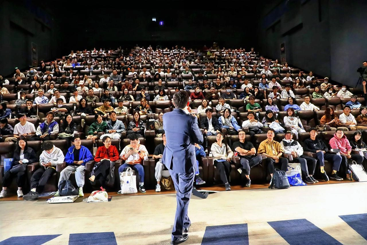 春节档期间电影院观众满座的盛况